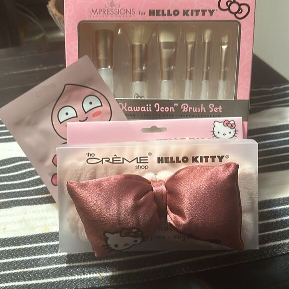 HELLO KITTY/CREME BEAUTY BUNDLE - Picture 1 of 10
